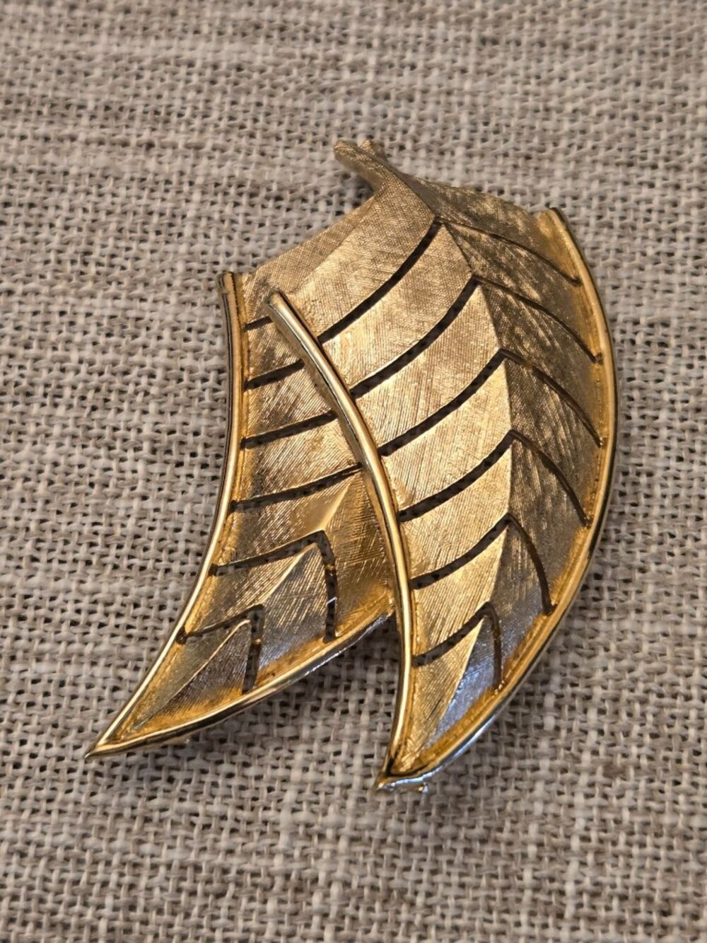 Vintage Lisner‎ Gold Tone Textured Leaf Brooch Pin Costume